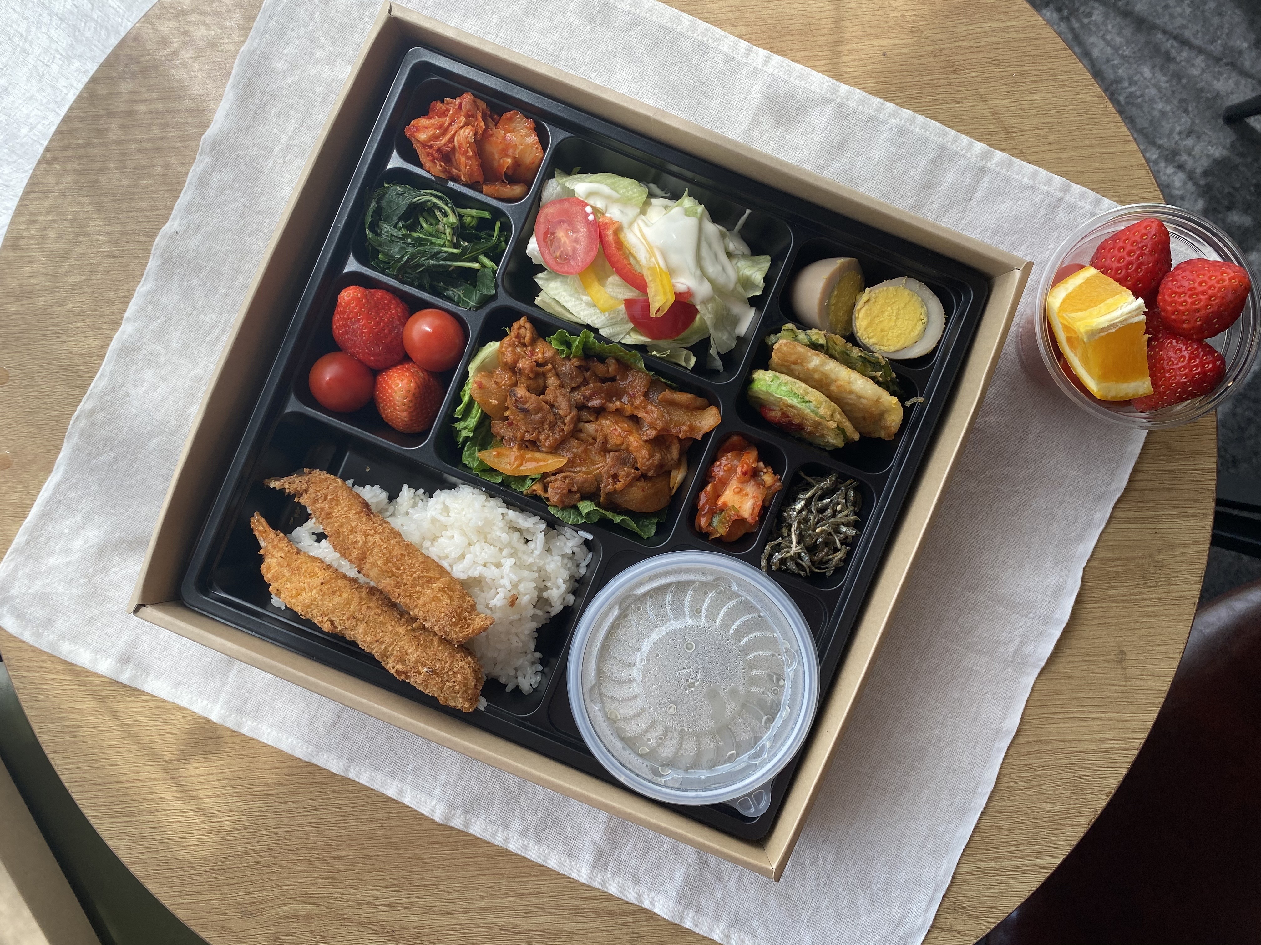 로얄도시락 입니다. 밥과 계절반찬 7종, 과일이 제공 됩니다.